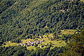 Valvarrone (Valsassina) - il nucleo abitato di Mosnic nei pressi di Premana. 